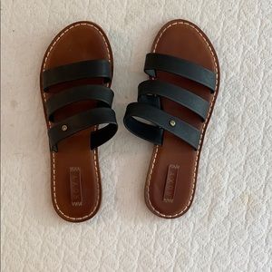 Roxy slide sandals!